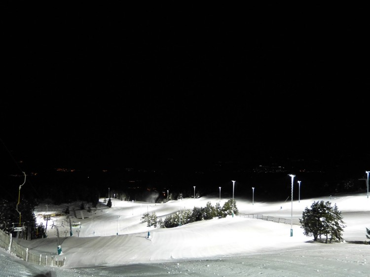Practicar esquí nocturno  por vez primera,  en la estación de Masella