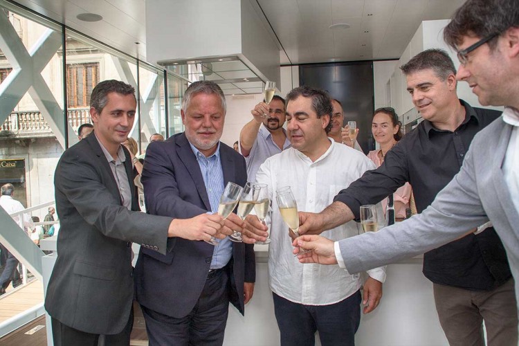 Brindis en  la inauguración de el Vol con:   Enric Sucarrats, gerente de El VOL, Carles Puigdemont, alcalde de Girona y Ramón Ramos Gerente del Patronato de turismo Costa Brava Girona