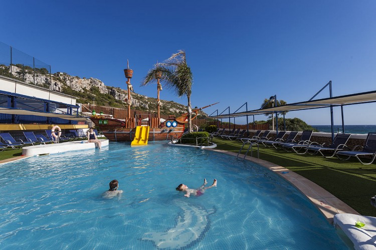 3_royal_piscina