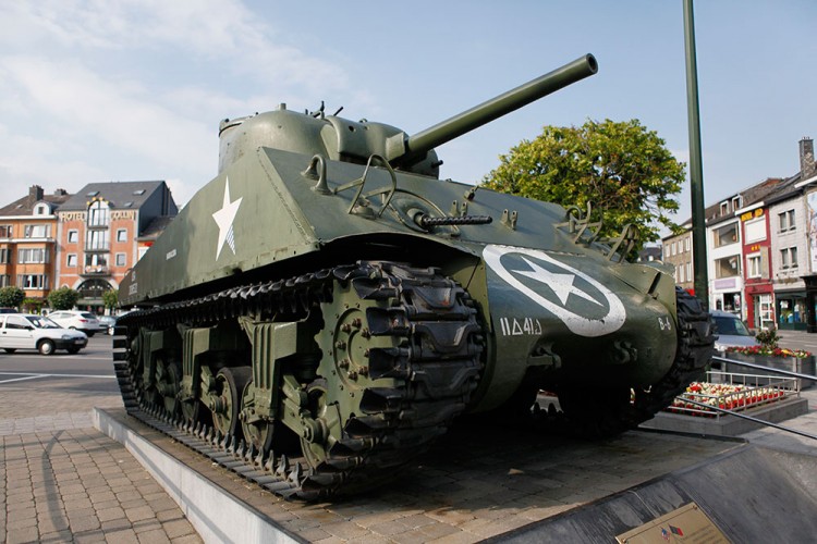 Carro de combate Sherman en la plaza de la villa de Bastogne