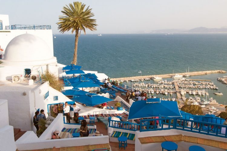 Café Sidi Chabaane, conocido popularmente como el café  des Délices,  con el puerto deportivo de fondo