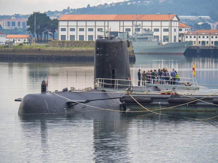 El submarino Mistral recibiendo visitas de grupos escolares