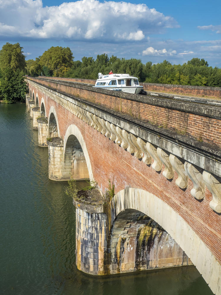 Cruzando el punte-canal de piedra de Moissac. Abajo: Atracados en el Club Náutico de Moissac.