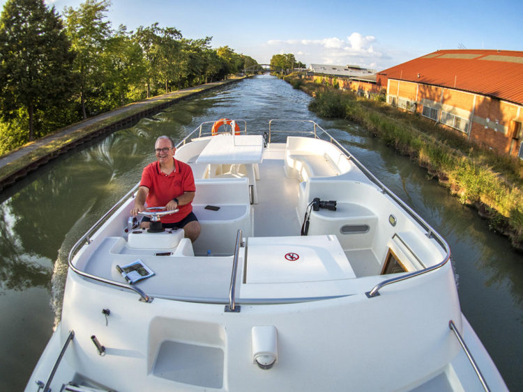 El barco permite ser pilotado desde sus mandos interiores o desde la cubierta, lo que convierte su manejo en todo un placer