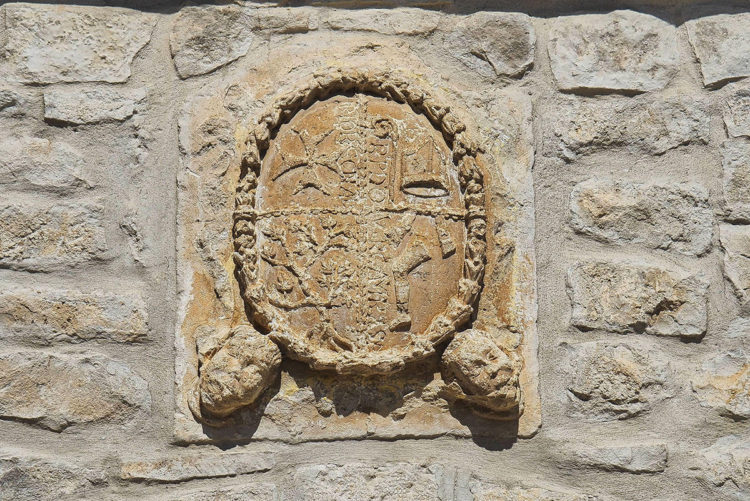 Blasón en la casa rectoral, donde se aprecia la cruz de los caballeros de Malta