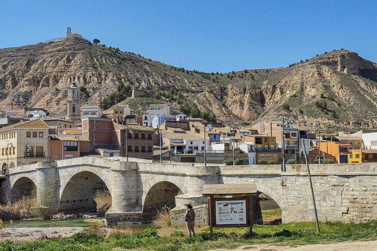 De arriba abajo, La Ermita de San Juan, el Castillazo y el Puente viejo sobre el río Alcanadre