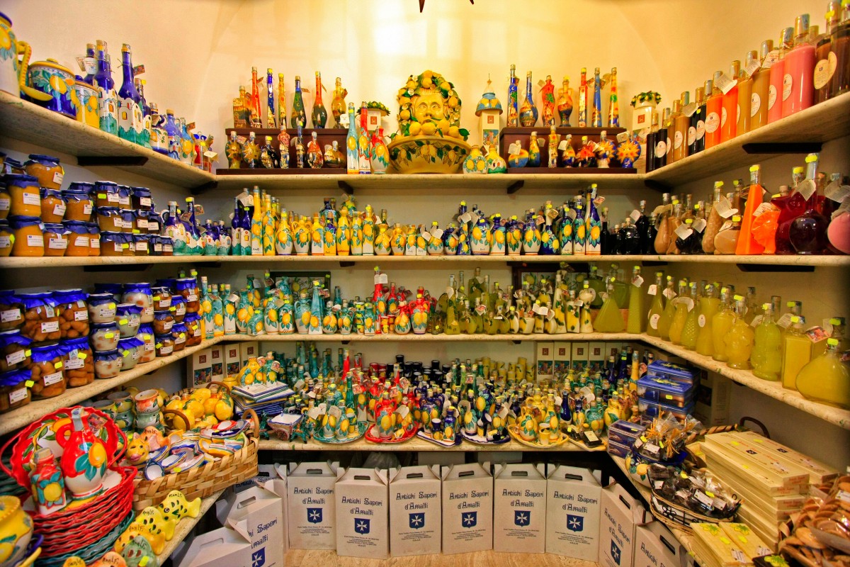 En Amalfi encontrareis muchos comercios donde comprar Limoncello