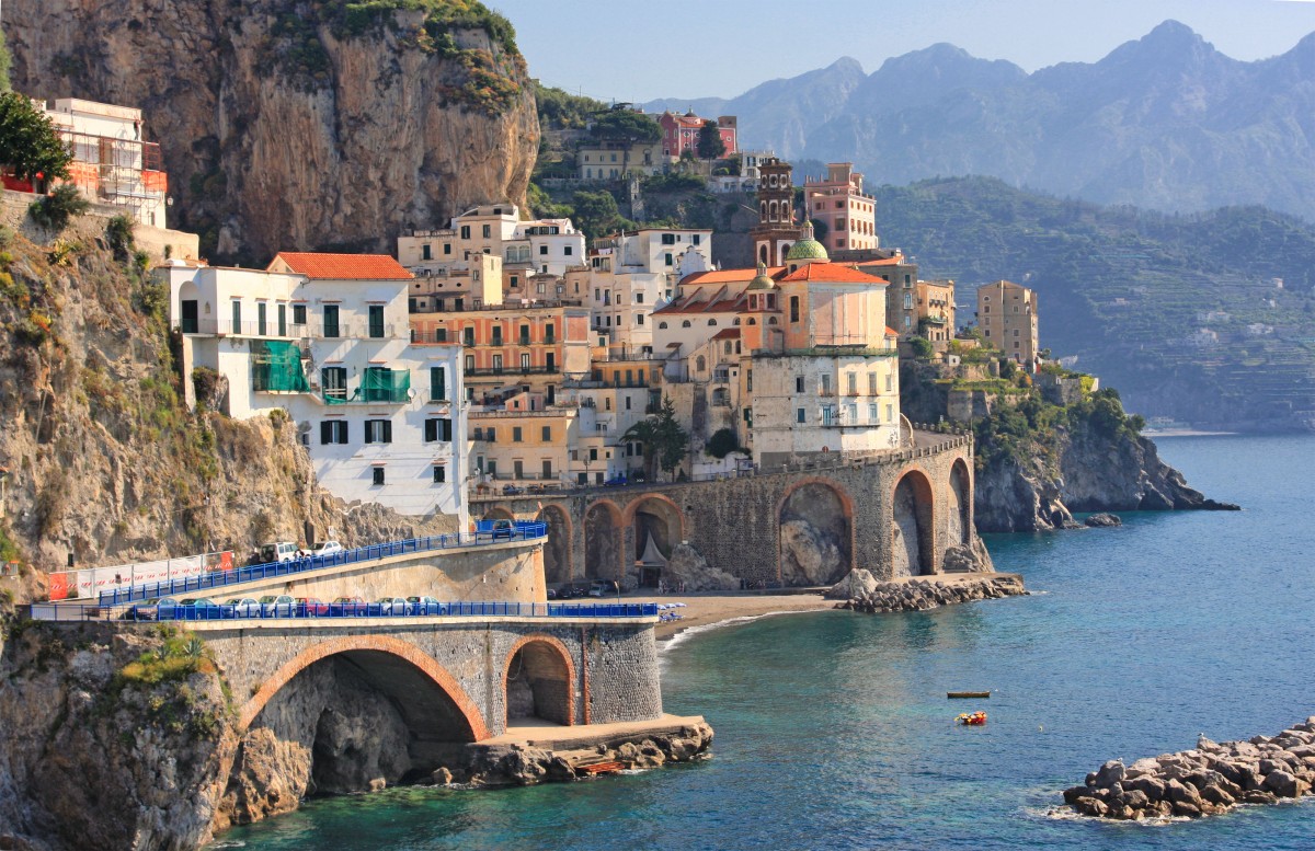 En la costa Amalfitana las edificaciones casi tocan el mar, Atrani