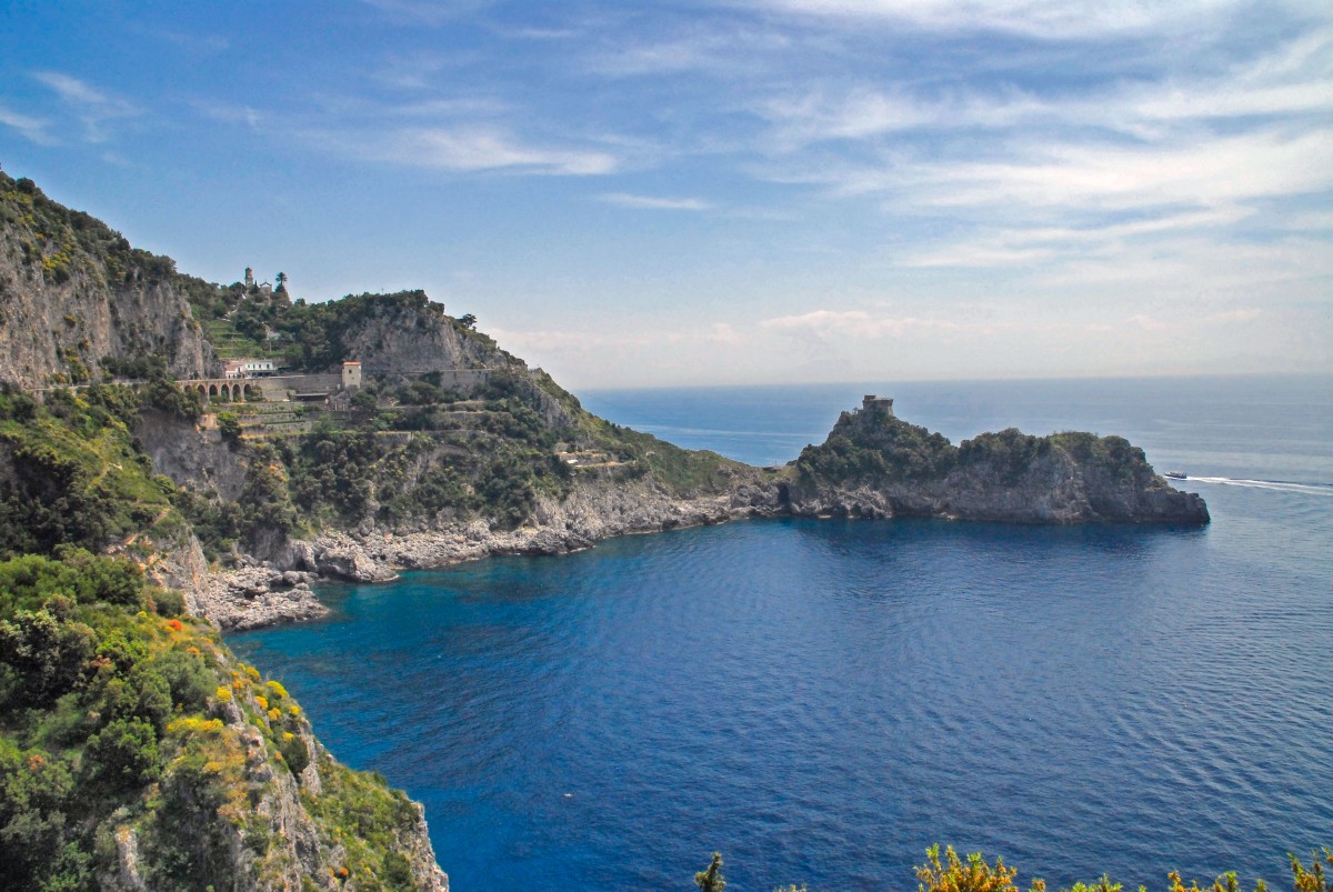 La Costa Amalfitana Positano -Grotta-del-Smeralda