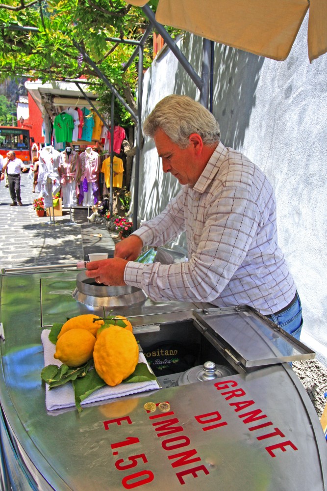 Típico puesto ambulante de granizados de limoncello en Positano