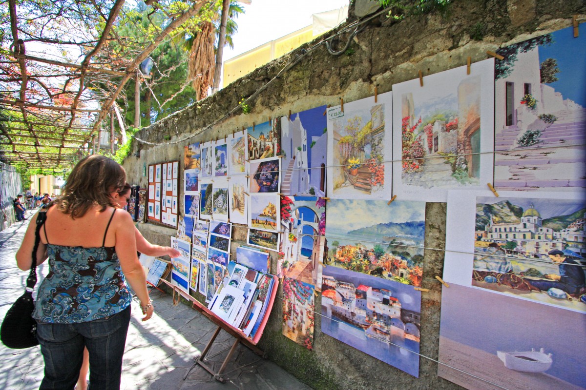 Puesto de venta de arte en las calles de Positano