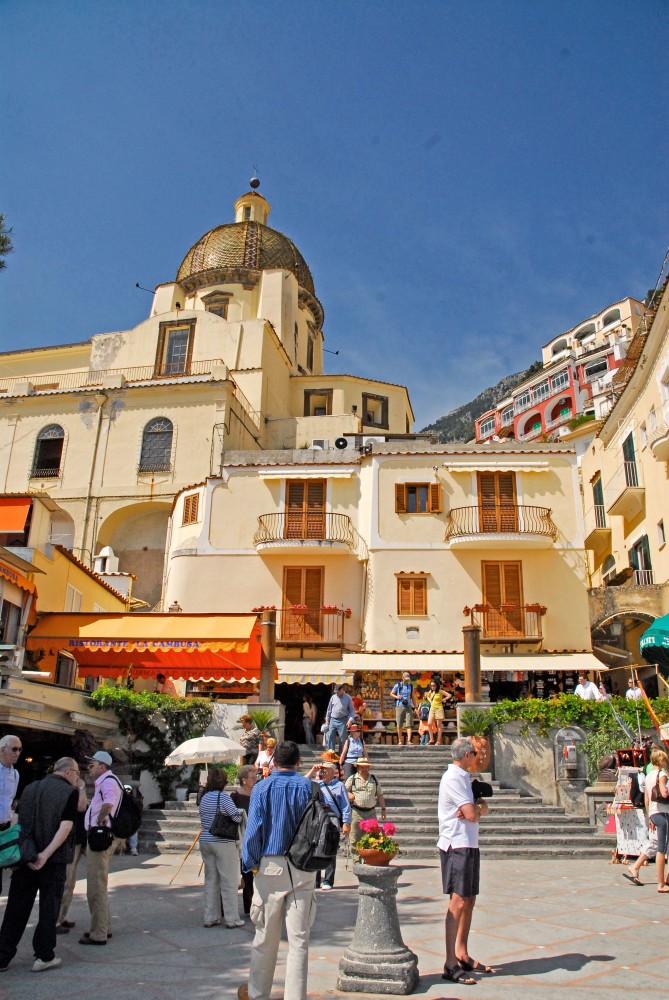 Positano es muy frecuentada por turistas en verano