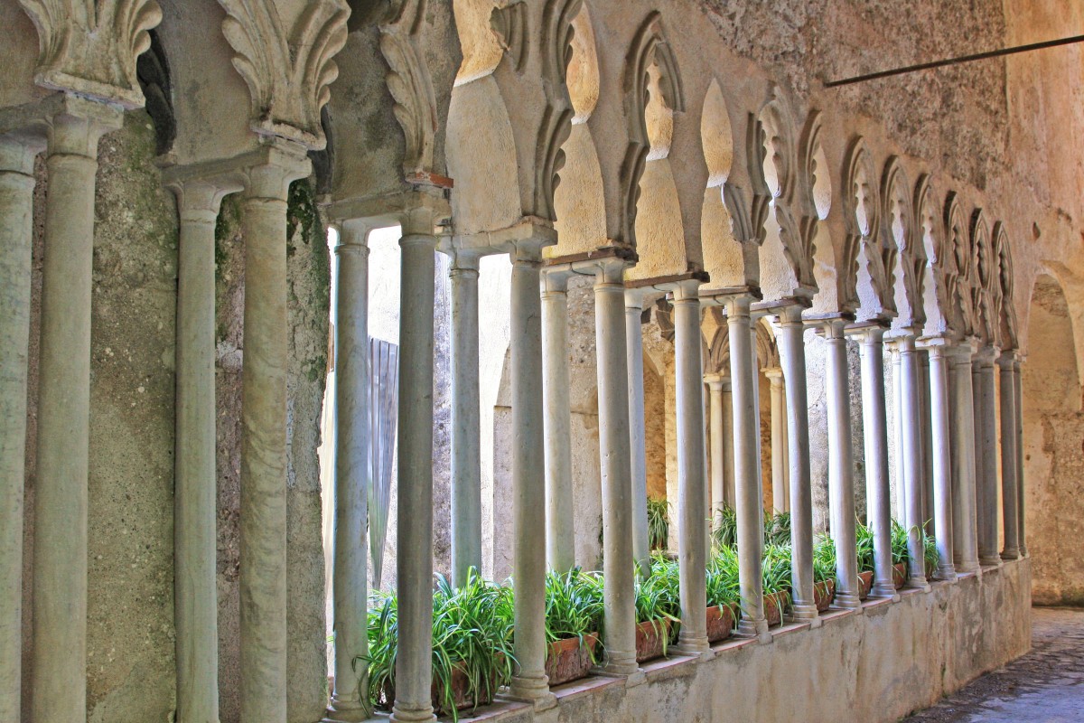 Claustro y jardines de Villa Rufuolo en Ravello