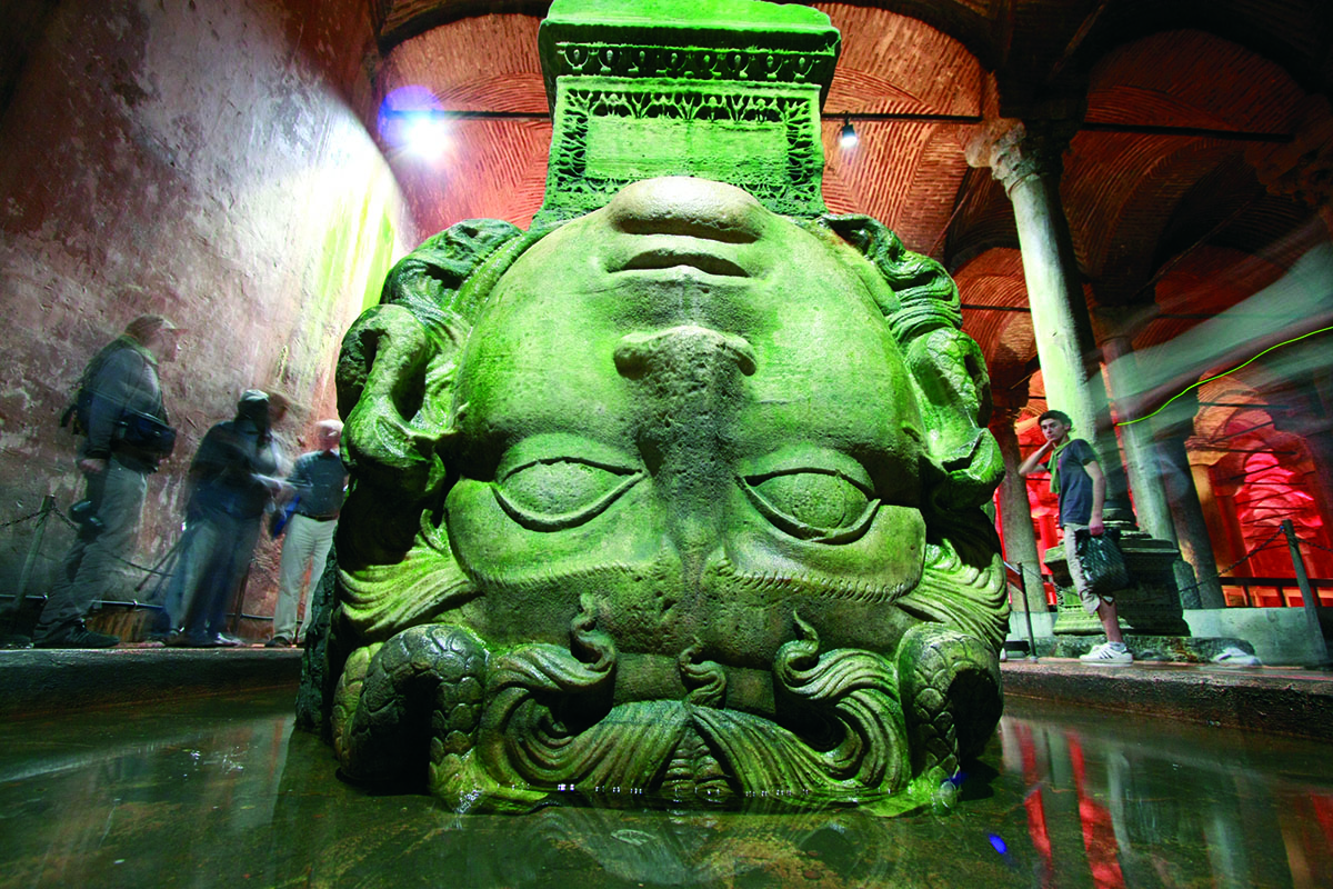 Cabeza de Medusa en la cisterna de Yerebatan