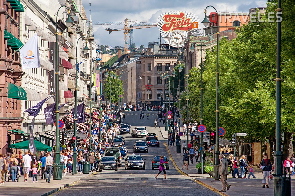 La calle Karl Johans es la calle principal de Oslo