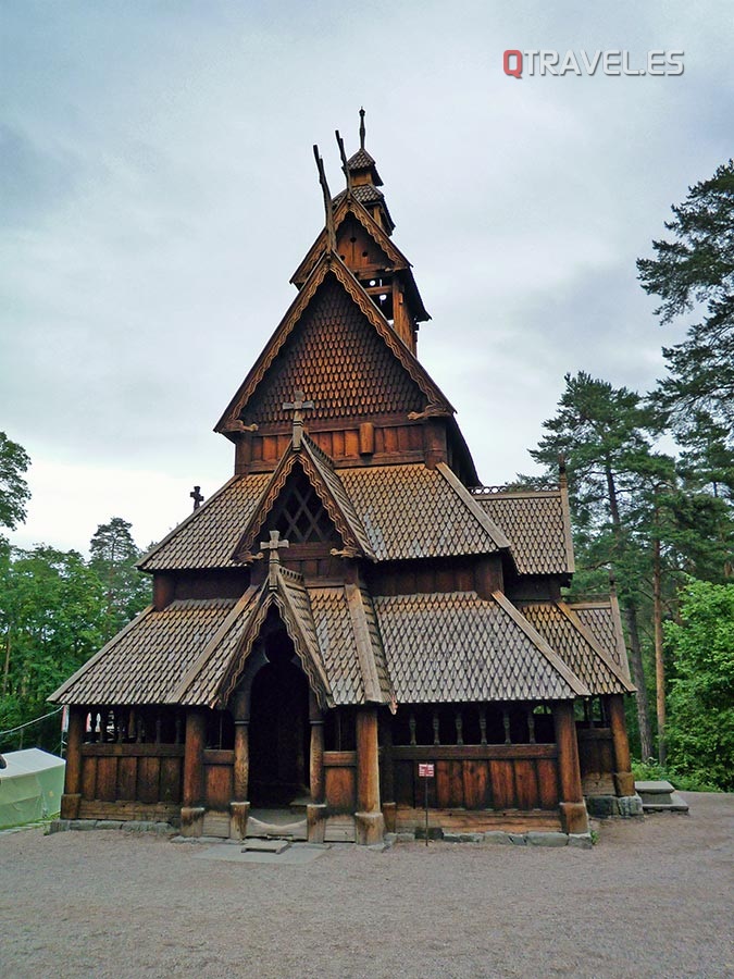 Museo folclórico. Iglesia de madera del Siglo XI