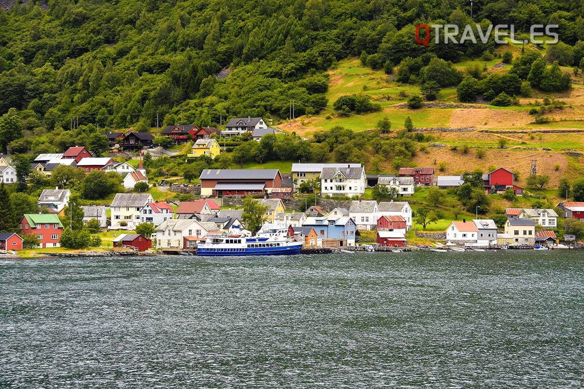 Guía para realizar la ruta Norway in a Nutshell desde Bergen Paisajes desde el Ferry de Flam a Gudvangen