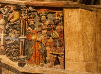 Detalle de los bajo relieves representado a los reyes magos en la escalera del coro de la Basílica de Morella