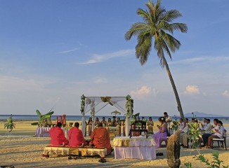 Boda tradicional thai en la playa del hotel Phi Phi Village en la Bahía de Loh Ba Kao