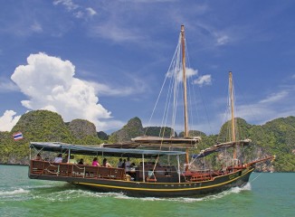 Embarcación tradicional recorriendo las aguas del Parque Nacional de la Bahía de Phang Nga