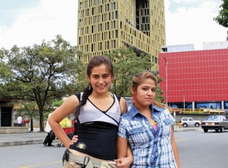 Jóvenes posando en la nueva y moderna zona administrativa y de negocios de Medellín
