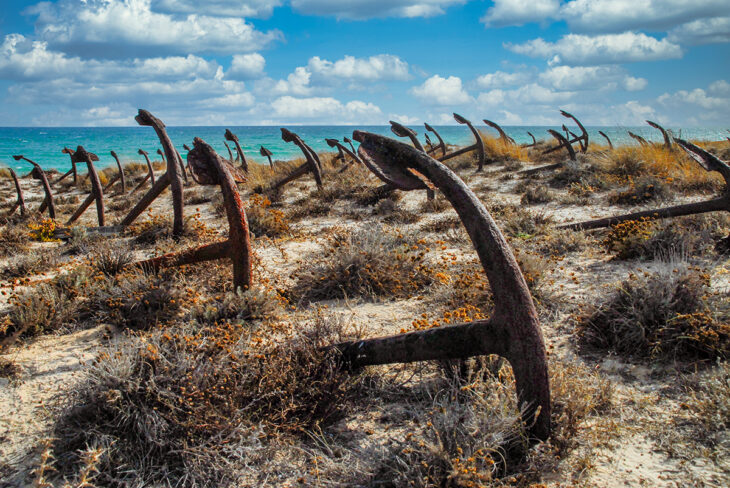 Cementerio de las Anclas en la playa do Barril