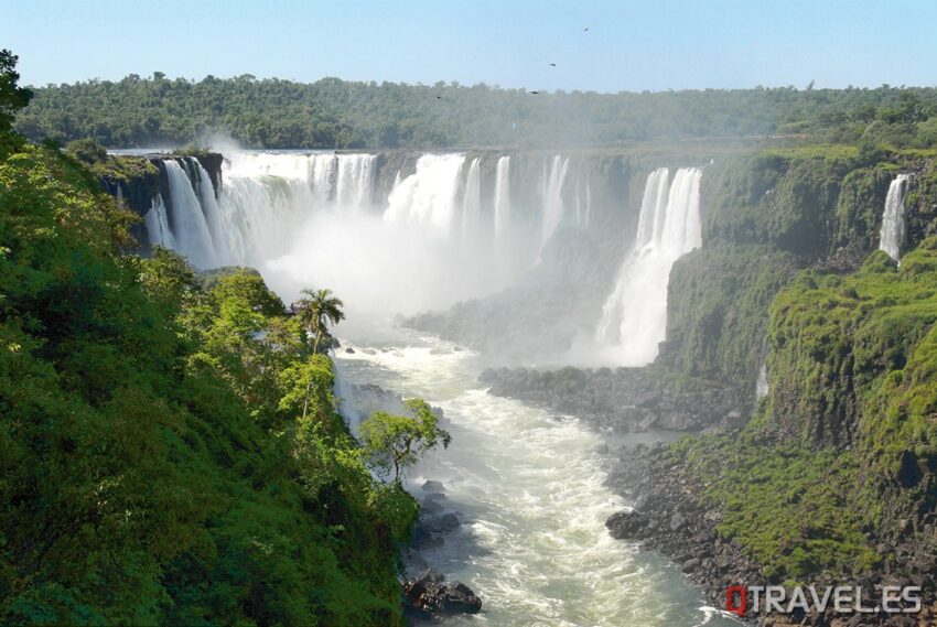 Cataratas-de-Iguazu-en-la-parte-Argentina
