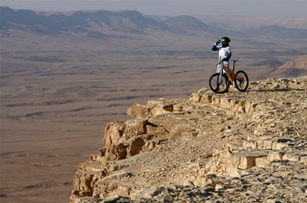 Mountain bike en el Cráter Ramón en Israel