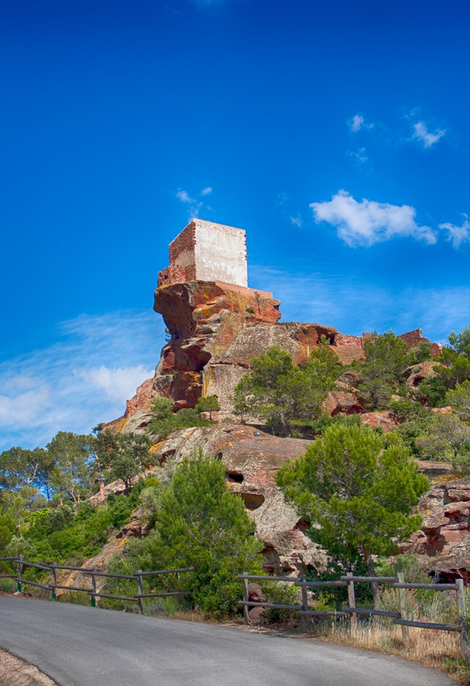 Vista de la Ermita de forma cubica de la Mare de Deu de la Roca en Montroig del Camp