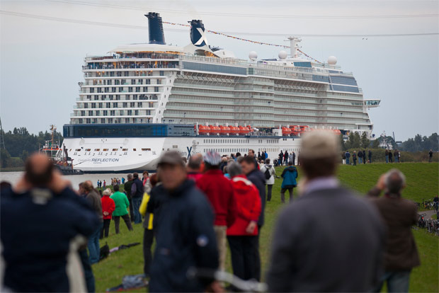  El Celebrity Reflection abandona el astillero alemán de Meyer Werft