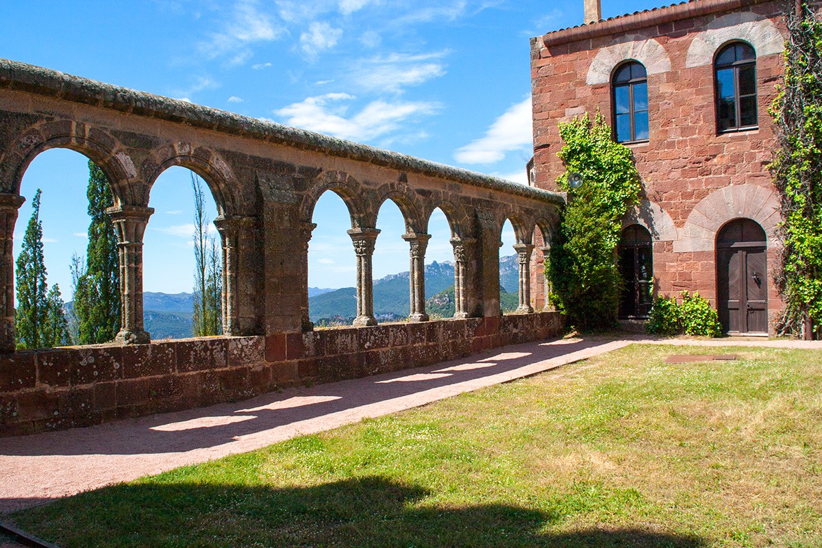 Claustro interior de San Miguel de Escornalbou