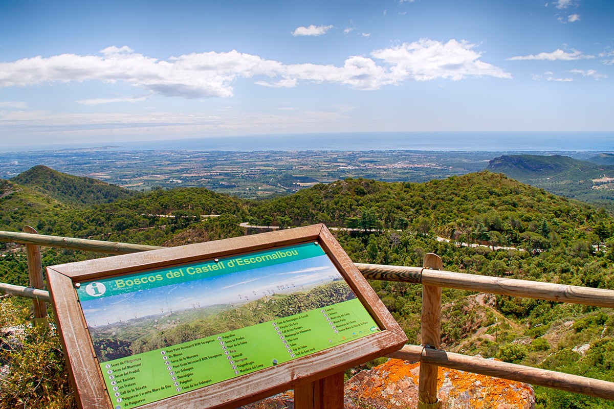 Mirador de las Montañas de la Costa Daurada desde San Miguel de Escornebou