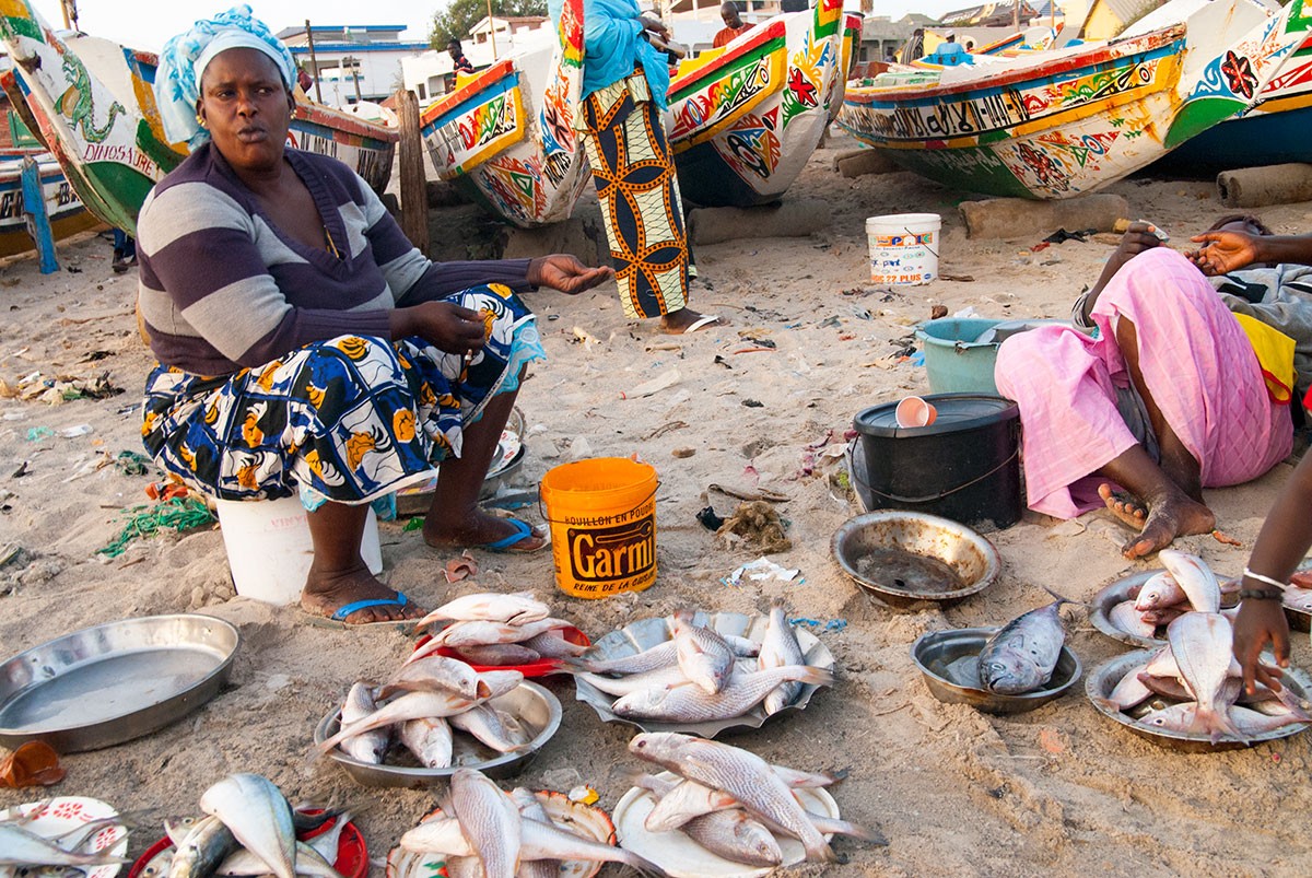 Vendedores de pescado en la playa de Soumbediune