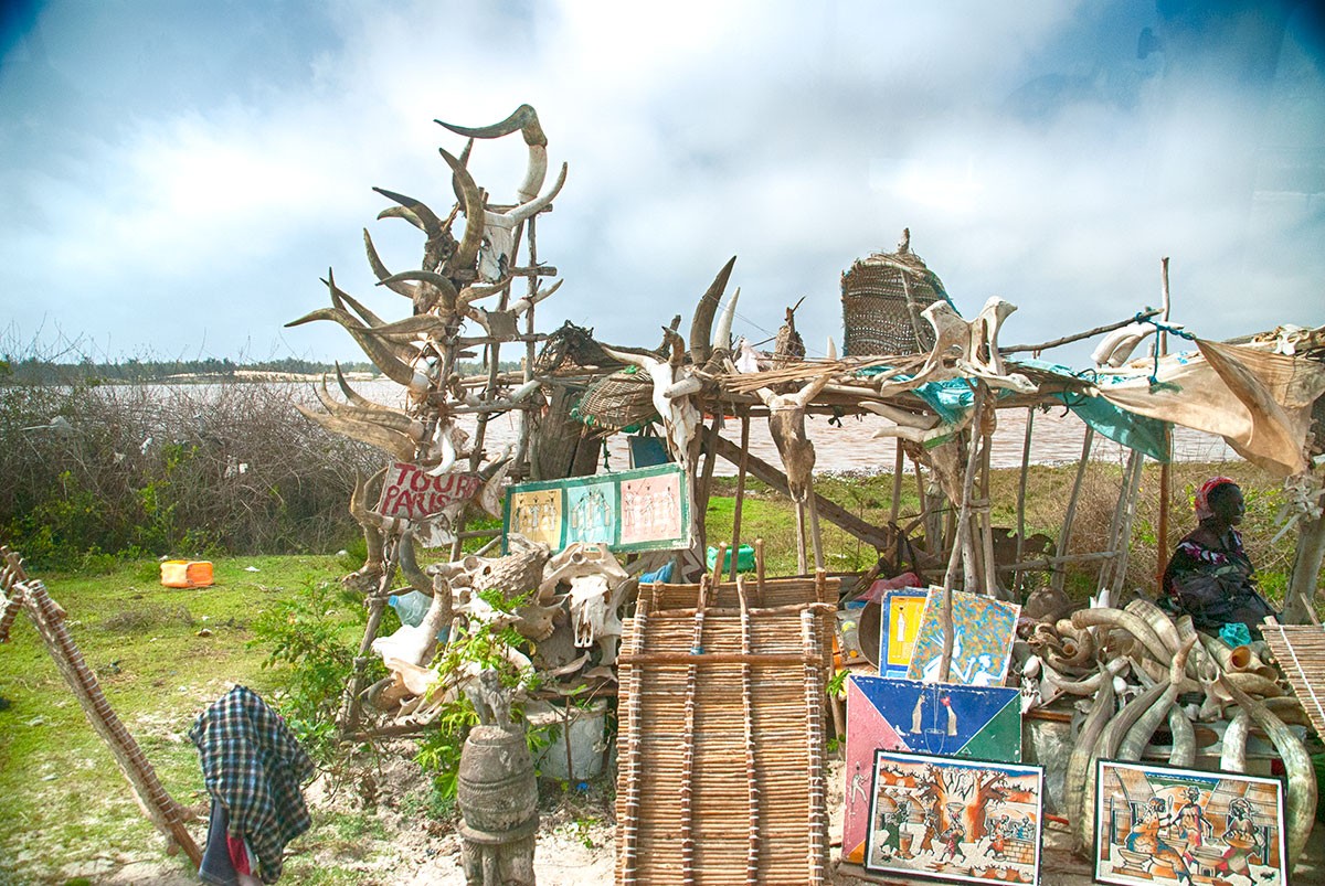 Puesto de artesania en el lago Rosa