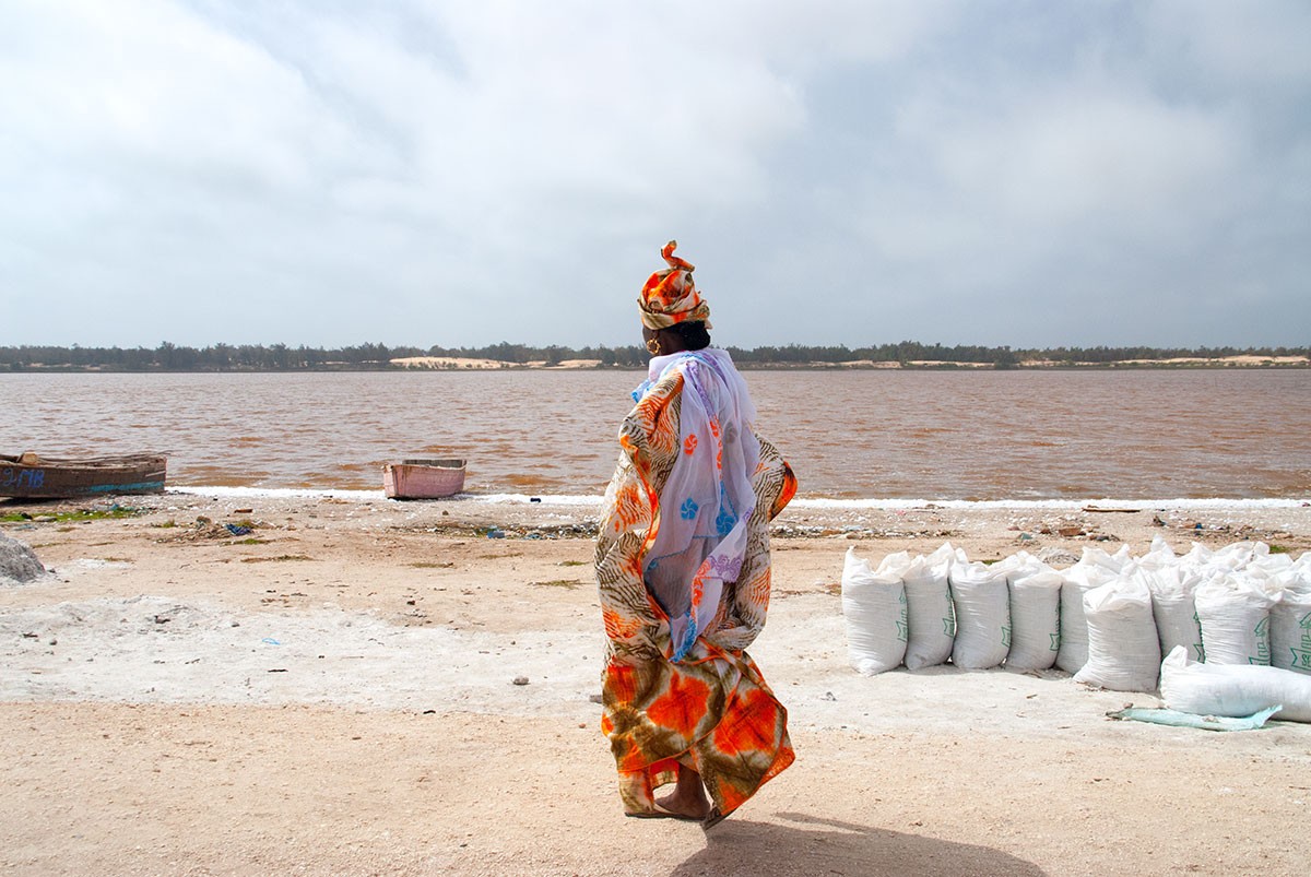 Mujer senegalesa en la salina del Lago Rosa