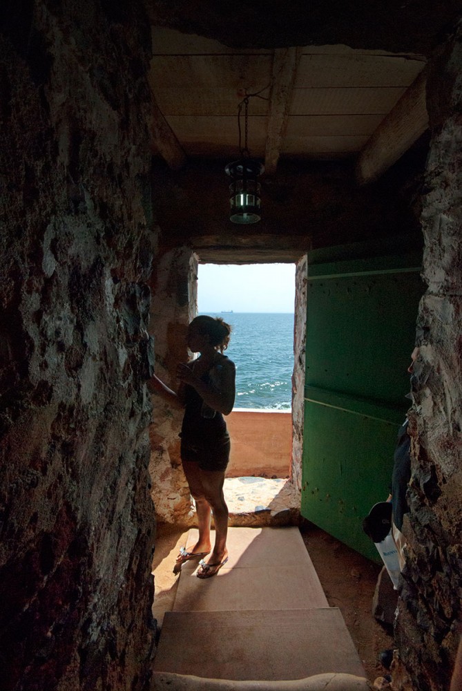 Puerta del no retorno en la casa de los esclavos en la isla de Goré