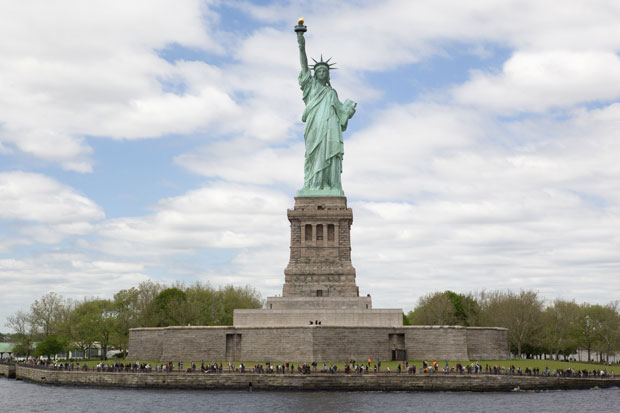  La Estatua de la Libertad reabre al público después de un año de restauración