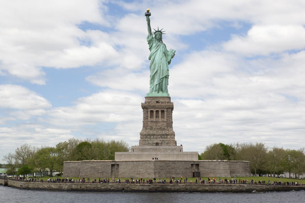 La Estatua de la Libertad reabre al público después de un año de restauración