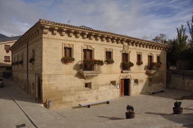 Palacio de Samaniego, confort y gastronomía en un entorno medieval
