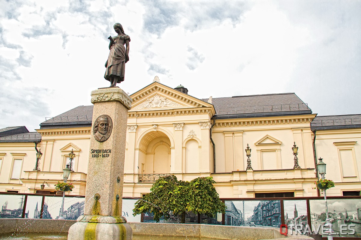 Plaza-del-Teatro-con-la-estaua-de-Anike-de-Tavara-en-Klaipeda-Lituania