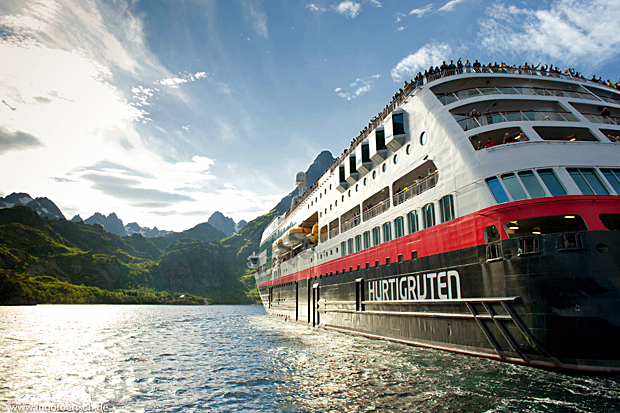  Hurtigruten celebra sus 120 años recorriendo la costa noruega