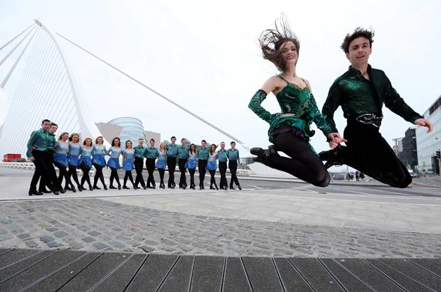  Aficionados a la danza se citan en Dublín para bailar el Riverdance