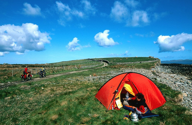 Los verdes paisajes de Irlanda se convierten en el escenario perfecto para practicar acampada