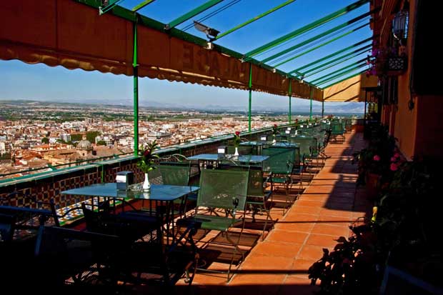La terraza del Alhambra Palace es el referente cada temporada