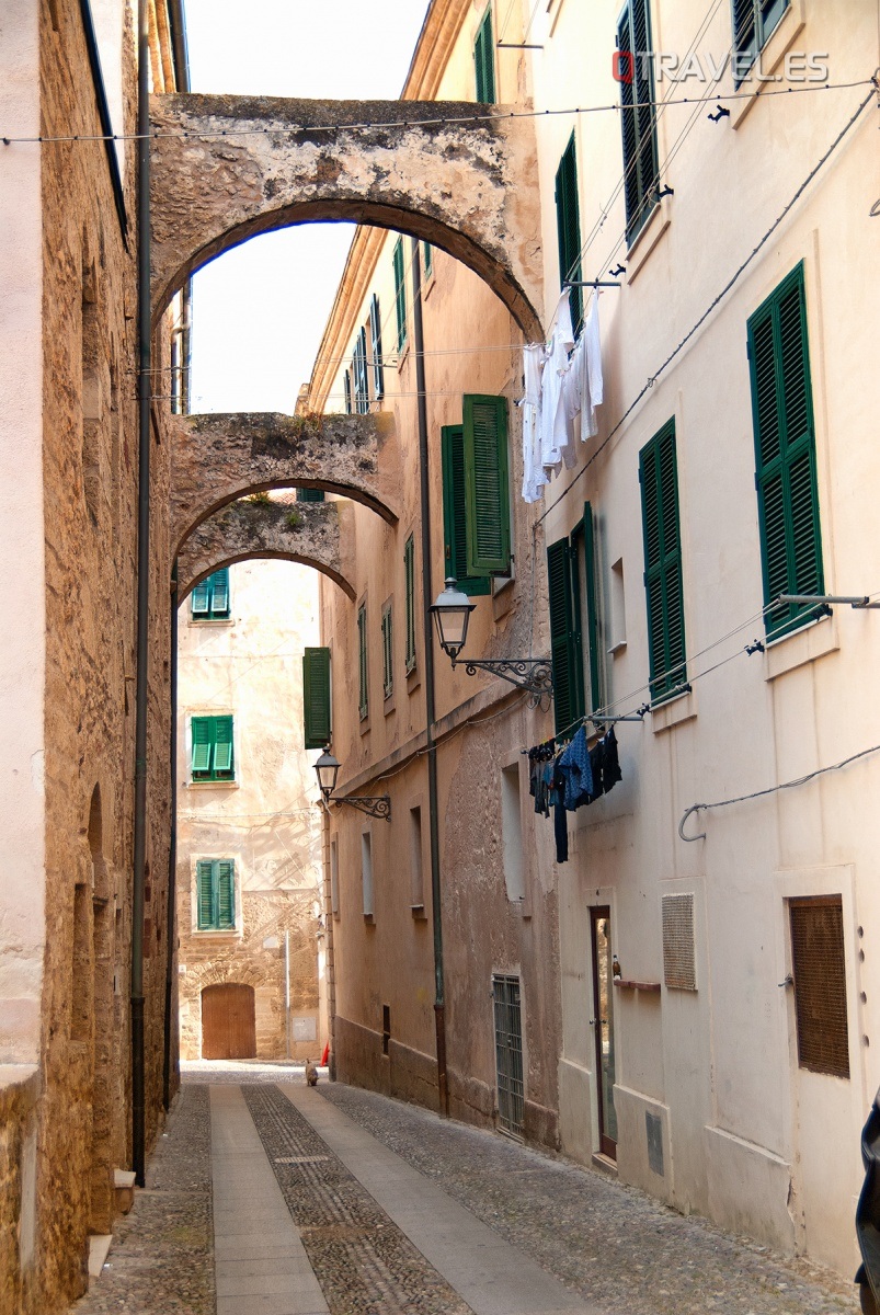 Contrafuertes en las Calles del Alguer