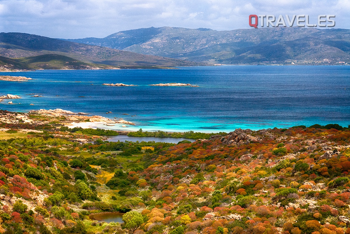 Isla de Assinara Lo más destacable son sus playas, calas y bahías intactas, de aguas cristalinas y sin contaminar como Cala Reale.