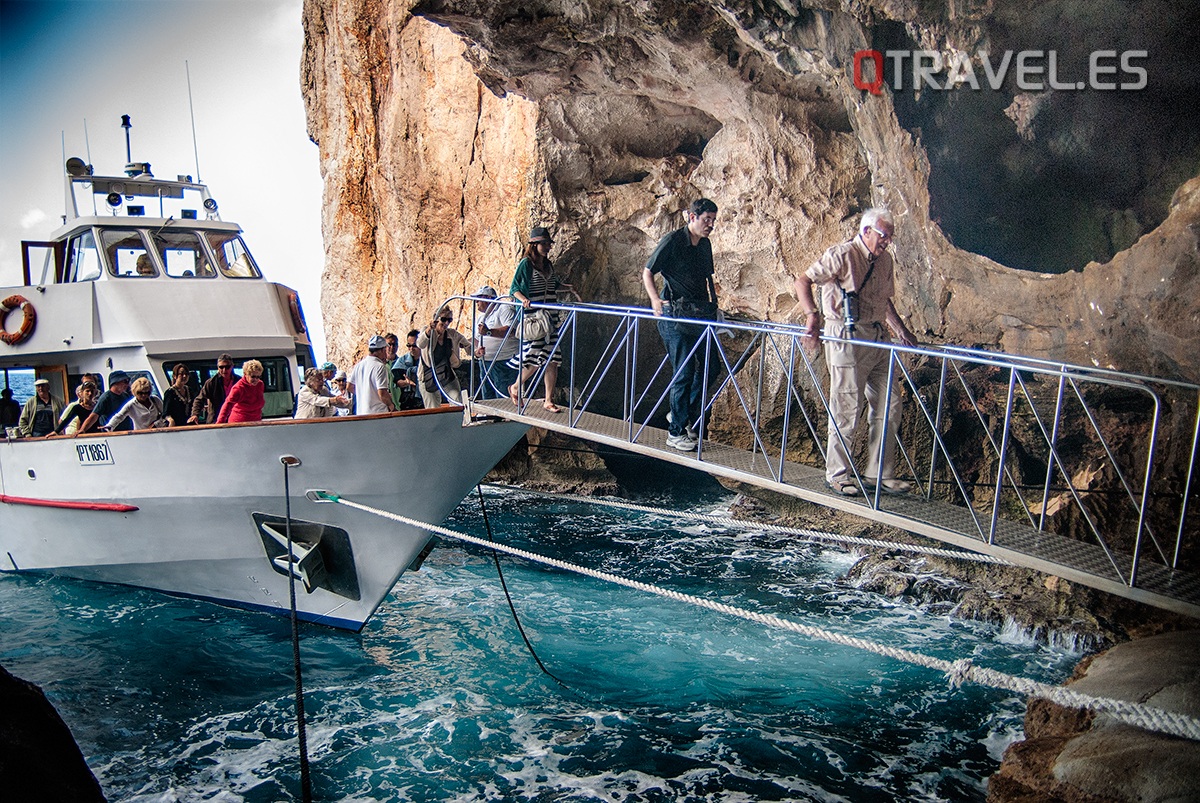 Entrada de la Gruta de Neptuno por mar