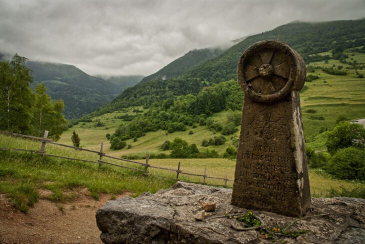 Estela en recuerdo de los Cátaros quemados vivos en Montsegur