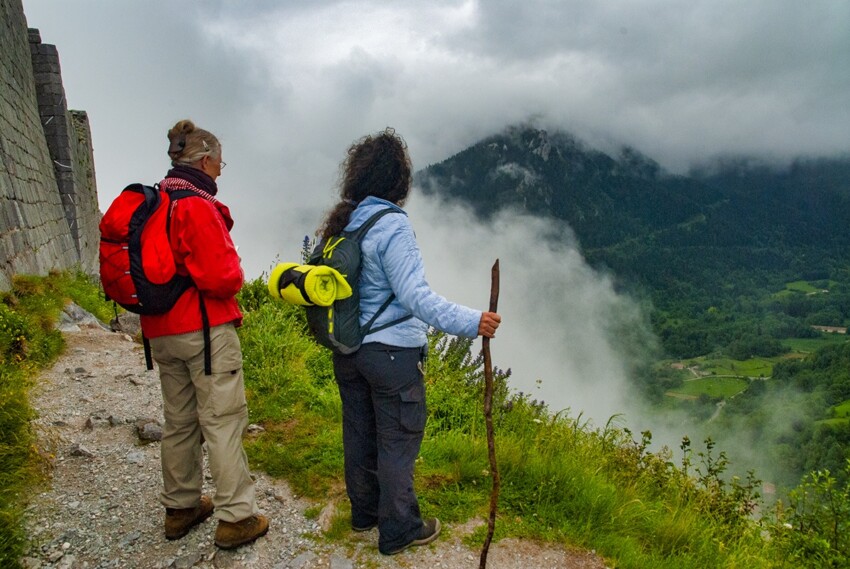Excursionistas contemplando el valle desde el Castillo de Montsegur