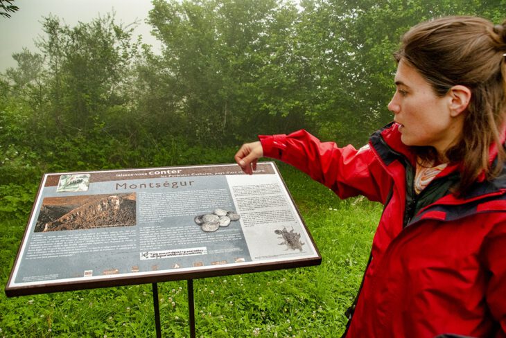 En el recorrido de la ascensión al castillo encontraremos mapas de ubicación y señalización del lugar